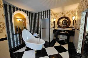 Ein Badezimmer in der Unterkunft Burg Hotel Romantik