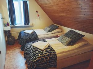 Tempat tidur dalam kamar di Hotel Hjardarbol