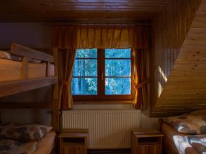 1 dormitorio con 2 literas y ventana en Digital Detox Chalet Pokljuka, en Goreljek