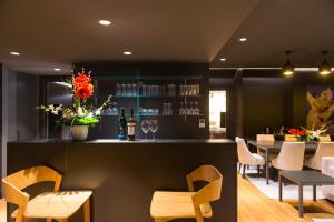 - un bar dans un restaurant avec des chaises et des verres à vin dans l'établissement Radisson Hotel Dakar Diamniadio, à Dakar