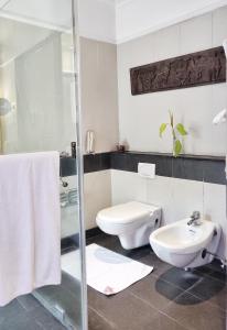 y baño con aseo y lavamanos. en The Zuri Kumarakom Kerala Resort & Spa, en Kumarakom