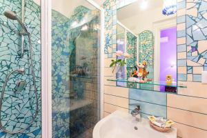 un baño con ducha y lavabo en Gli Artisti Apartments Rome, en Roma