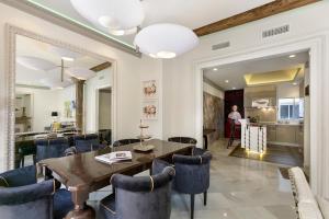 A seating area at El Marques - Calle Cister - Centro Historico
