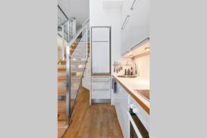 Η κουζίνα ή μικρή κουζίνα στο Nordic Host Luxury Apts - Prinsens Gate - Large Mezzanine Studio