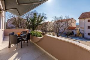 Ein Balkon oder eine Terrasse in der Unterkunft Apartments Alin