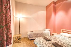 Cette petite chambre comprend deux lits et une lampe. dans l'établissement Saint Pauls Lodge, à Anvers