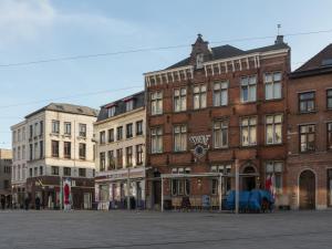 un groupe de bâtiments dans une rue urbaine dans l'établissement Saint Pauls Lodge, à Anvers