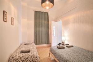 een slaapkamer met twee bedden en een raam bij The National Lodge in Antwerpen