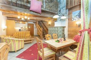 - une salle à manger avec une table et des chaises en bois dans l'établissement Reitanlage Dagnhof, à Walchsee