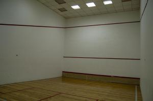 Tenis alebo squash v ubytovaní Camping & Resort La Torre del Sol alebo jeho okolí