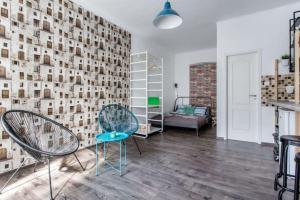 - un salon avec deux chaises et une chambre dans l'établissement BpR Colorist Apartments, à Budapest