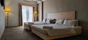 Un pat sau paturi într-o cameră la Prima Hotel Melaka
