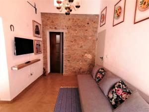 a living room with a couch and a brick wall at Casa do Alentejo in Elvas
