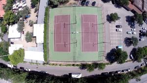 Tenis alebo squash v ubytovaní Camping & Resort La Torre del Sol alebo jeho okolí