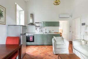cocina con fogones y sofá en una habitación en Bilocale nel Parco di Villa Erba en Cernobbio
