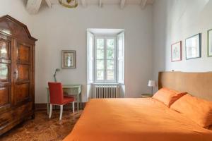 Säng eller sängar i ett rum på Bilocale nel Parco di Villa Erba