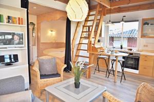 a tiny house with a kitchen and a living room at PW Luett Drosselhoern 2 in Laboe
