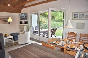 eine Küche und ein Wohnzimmer mit einem Tisch und Stühlen in der Unterkunft PW Strandmuschel in Laboe
