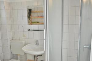 y baño con aseo y lavamanos. en Kapitaenshaus 12, en Laboe