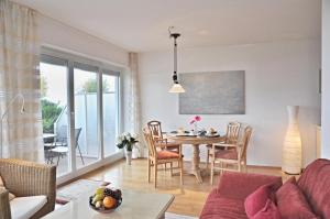 ein Wohnzimmer mit einem Tisch und einem Esszimmer in der Unterkunft Villa Fördestrand - "Sehpferdchen" in Laboe