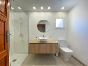 a bathroom with a sink and a toilet and a shower at Record Maritim II in Port d'Alcudia