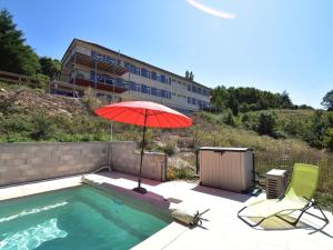 Bazén v ubytování Mansion in Cuzy with Pool and Scenic Views nebo v jeho okolí
