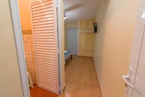 a hallway with a door leading into a room at Hotel Alto da Boa Vista in Analândia