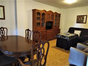 Televízia a/alebo spoločenská miestnosť v ubytovaní Apartamento Villa Soterraña