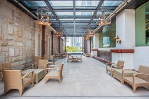 una hall di un ristorante con tavoli e sedie di Holiday Inn Hangzhou CBD, an IHG Hotel a Hangzhou