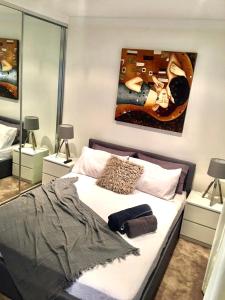 Luxury Villa W Pool & Spa 5 BEDROOMS房間的床