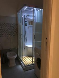 La salle de bains est pourvue d'une douche et de toilettes. dans l'établissement La Fonte Di Ortigia, à Syracuse