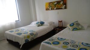 een kamer met 2 bedden en een raam bij Condominio Girardot Resort in Girardot
