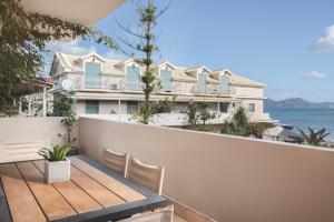 een balkon met een tafel en stoelen en een gebouw bij Pierros Hotel in Laganas