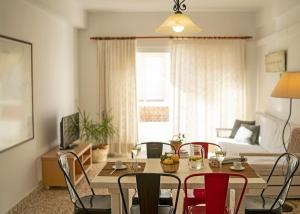 een eetkamer met een tafel en stoelen en een woonkamer bij Sa Barda - Formentera Break in Sant Ferran de Ses Roques