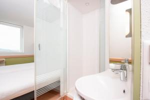 Bilik mandi di ibis budget Bern Expo