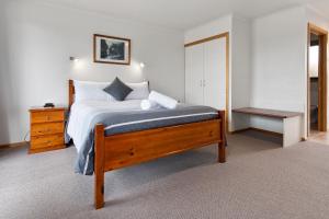 A bed or beds in a room at Marsden Court Apartments Now incorporating Marsden Court and Sharonlee Strahan Villas