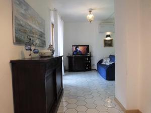 pasillo con una habitación con cama y TV en Casetta Clementina en Castellabate