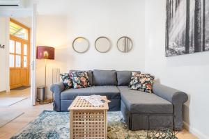 Posedenie v ubytovaní BpR Blooming Design Home with A/C