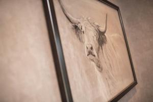 una pintura de un toro con cuernos en una pared en Cleabarrow Cottage, en Windermere