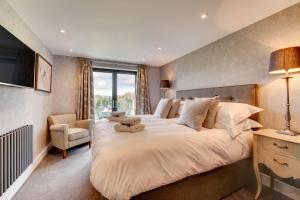 Un dormitorio con una cama grande con ositos de peluche. en Cleabarrow Cottage en Windermere