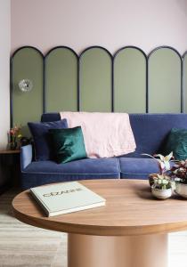 - un salon avec un canapé bleu et une table dans l'établissement Joie Paris GARE MONTPARNASSE, à Paris