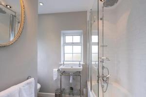 A bathroom at Chequers Hotel 