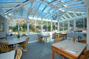 A restaurant or other place to eat at Chequers Hotel 