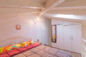 1 dormitorio con 1 cama y armario blanco en K and B corfustudios en Corfú