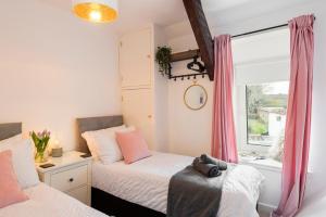 Un pat sau paturi într-o cameră la Nomi Homes - Topsham - Exeter - Exmouth Beach - Central - WIFI - BOOKDIRECT