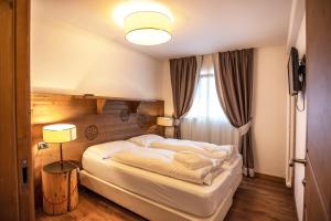 A bed or beds in a room at Adler ClubResidence Még 19 kép