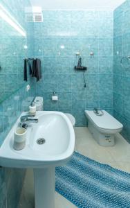 een blauw betegelde badkamer met een wastafel en een toilet bij La Mata Beach Resort in La Mata +14 foto's