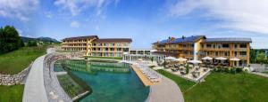 Bazén v ubytování Hotel Nesselwanger Hof nebo v jeho okolí