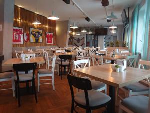 Reštaurácia alebo iné gastronomické zariadenie v ubytovaní Hotel***Gorce