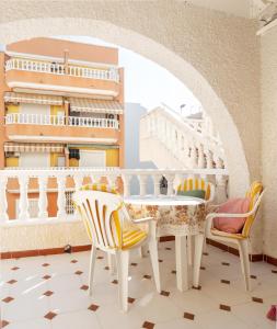 een kamer met een tafel en stoelen en een balkon bij La Mata Beach Resort in La Mata